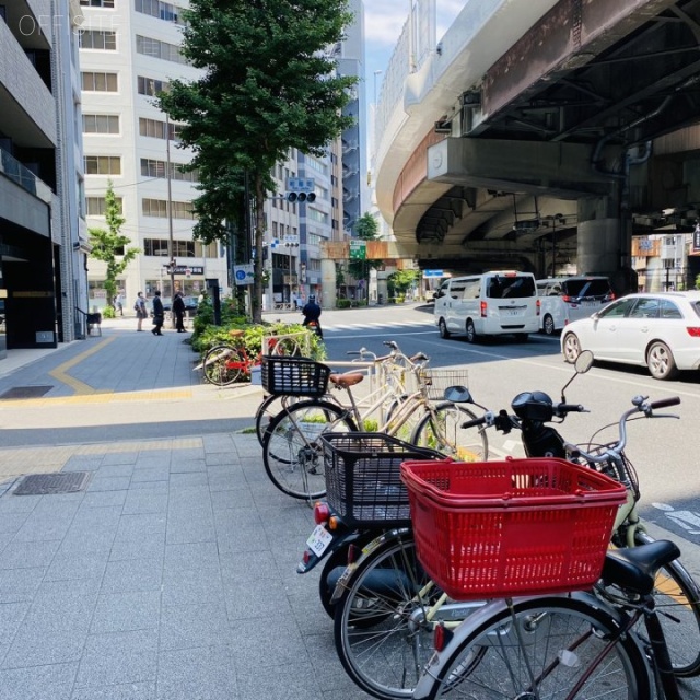 神田美倉町ビル ビル前面道路