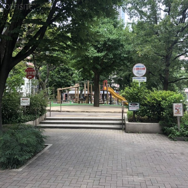 サンサーラ第5御苑ビル ビル目の前に公園
