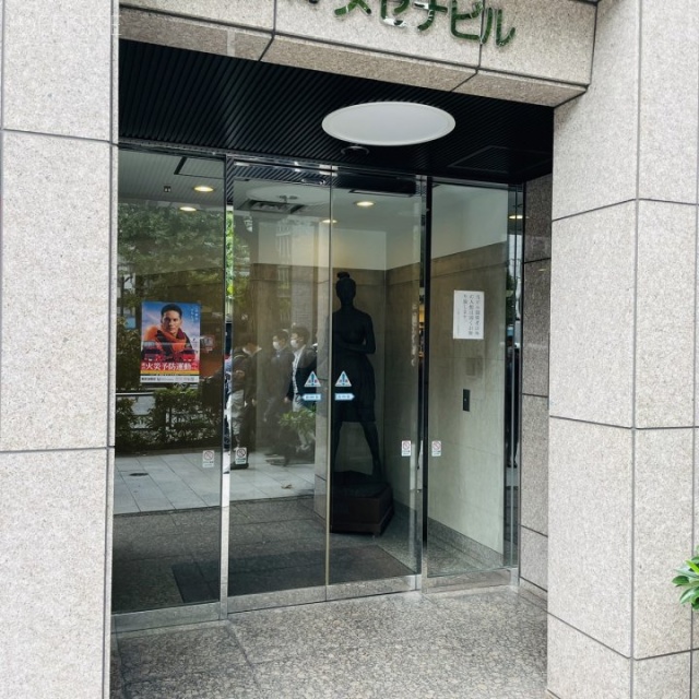 小川町メセナビル オフィスビル出入口