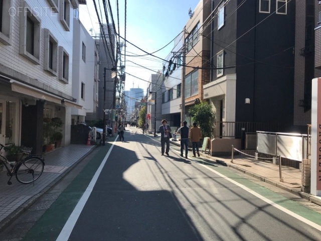 カーサ・アサリ ビル前面道路