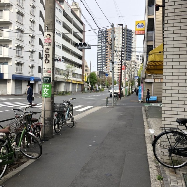 プレジレントハイツ ビル前面道路