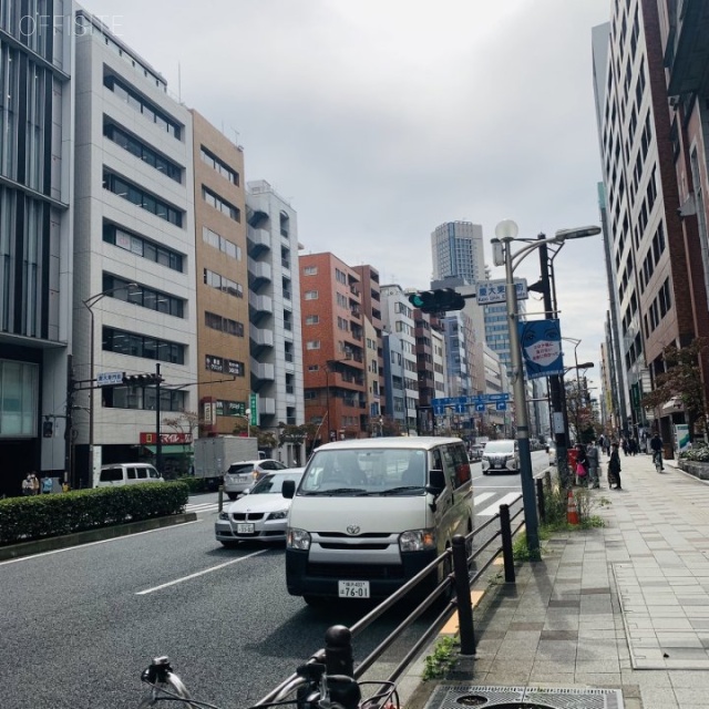 三田東門ビル ビル前面道路