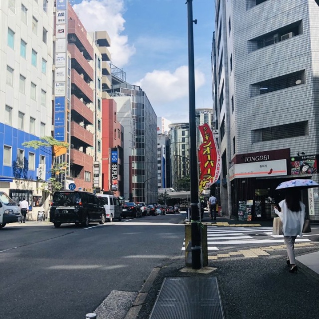 スプライン ビル前面道路