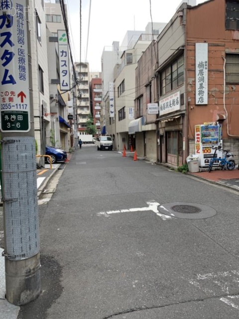 外神田3丁目賃貸戸建 ビル前面道路