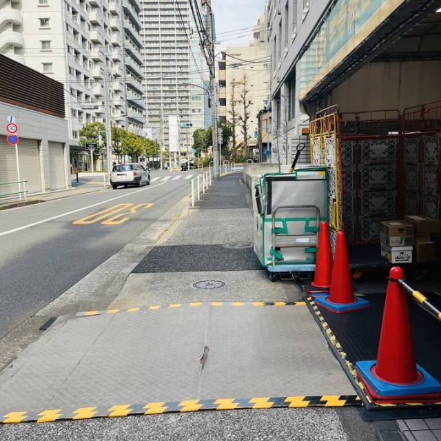 芝浦中村ビル　前面歩道