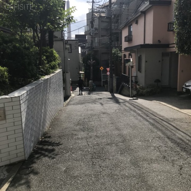 MORE EXCELLENCE ビル前面道路