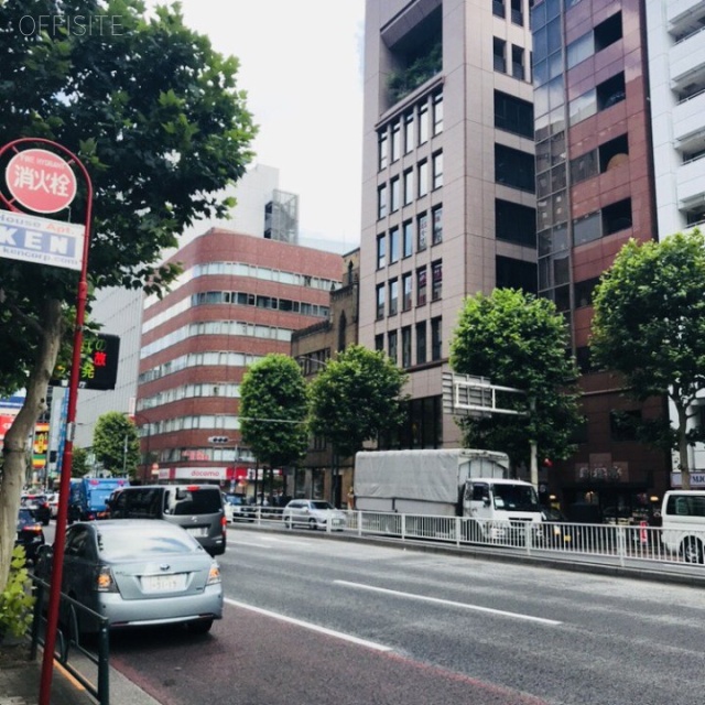 日本生命新橋ビル ビル前面道路