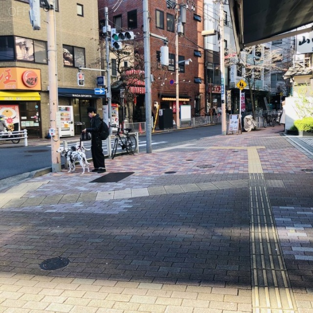 アクシオール三田 ビル前面道路