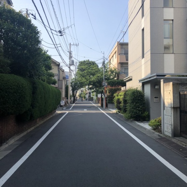 西本ハウス ビル前面道路