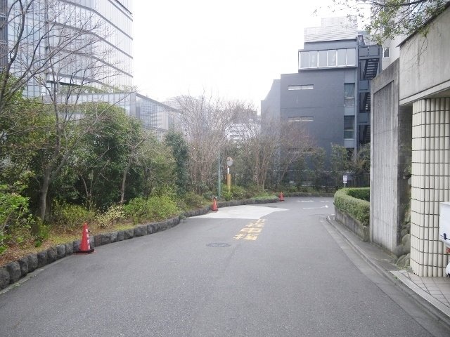 市谷山上ビル ビル前面道路