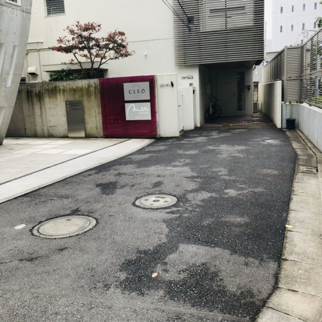 DeLCCS南青山 ビル前面道路