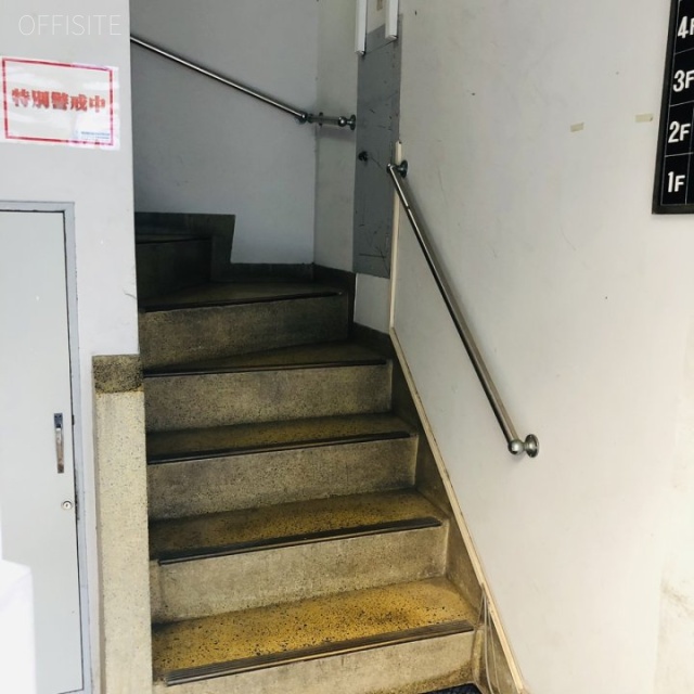 YUKEN新橋ビル エントランス階段