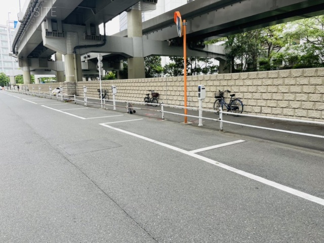 住友神保町ビル　前面道路と白枠駐車場