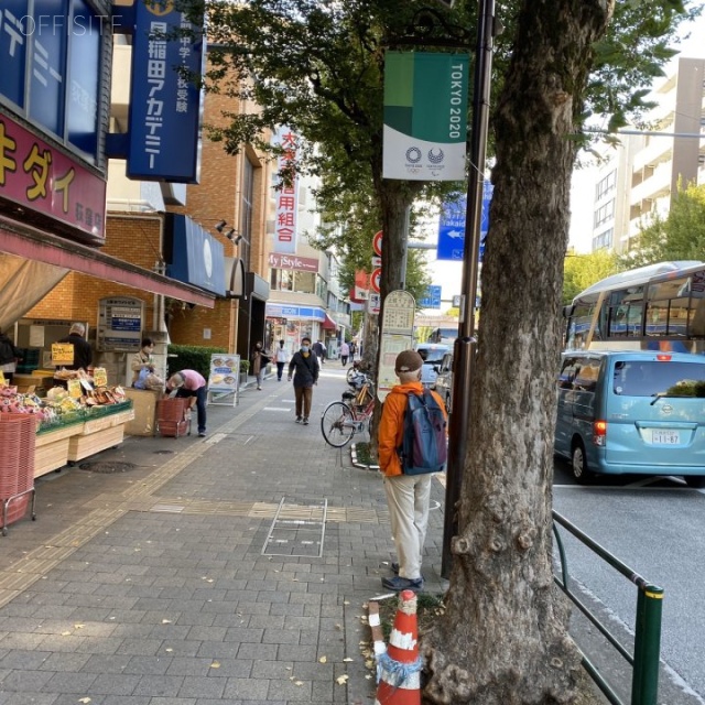 上荻ホワイトビル ビル前面道路