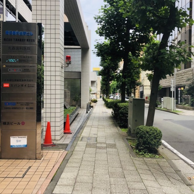 横浜関内地所ビル ビル前面道路