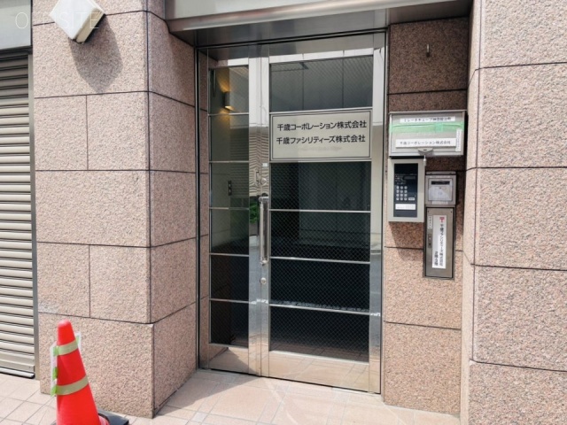 飯田鋲螺ビル　オフィスビル出入口