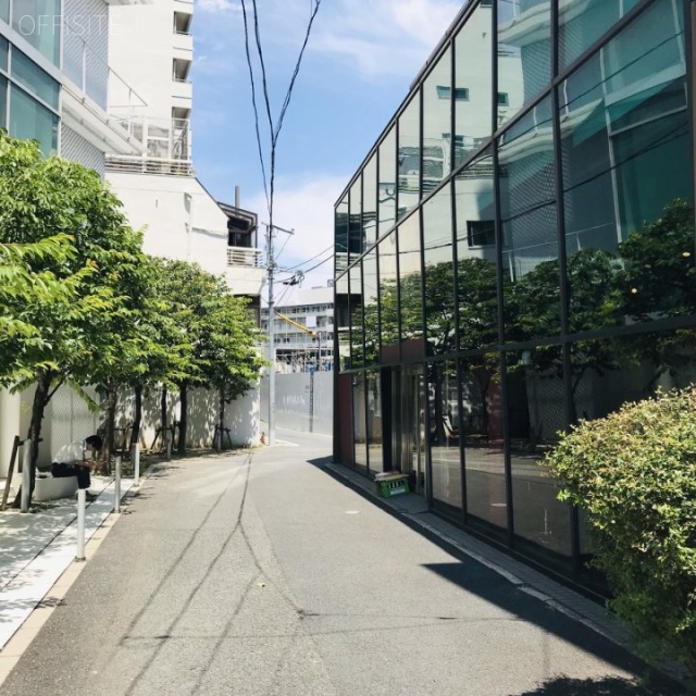 ニューベリー千駄ヶ谷　ビル前面道路