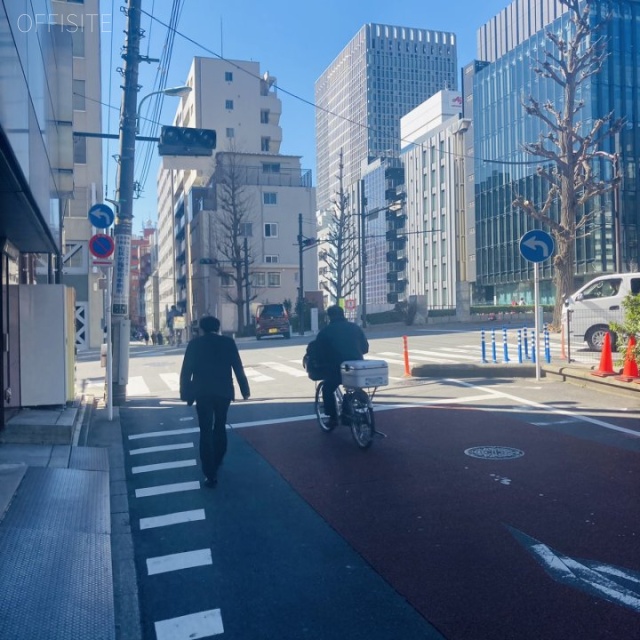 八重洲アングル ビル前面道路
