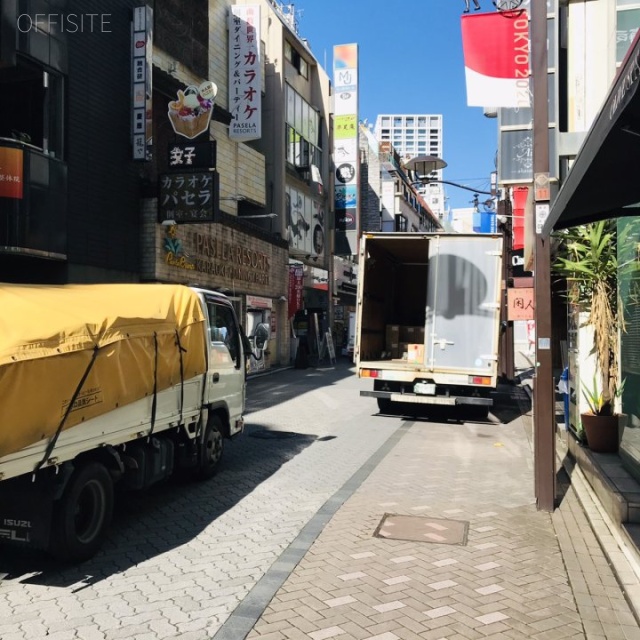アミューズ赤坂 ビル前面道路