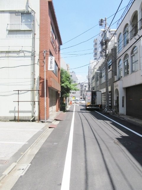 井場ビル ビル前面道路