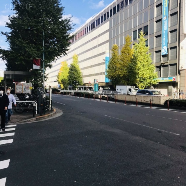 ラウンドクロス西新宿 ビル前面道路