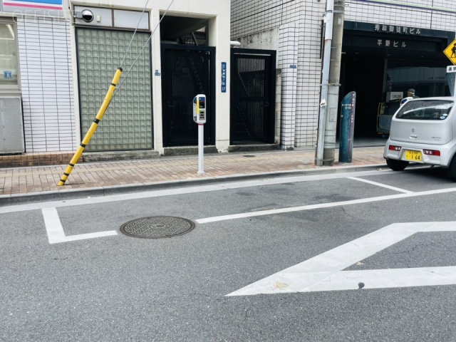 御徒町中央ビル　前面に白枠駐車場