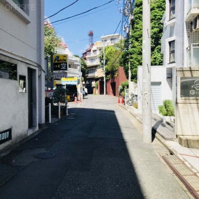 第1三輪ビル ビル前面道路