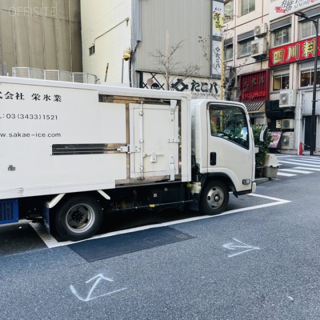 LANDPOOL GINZA 前面に白枠駐車場