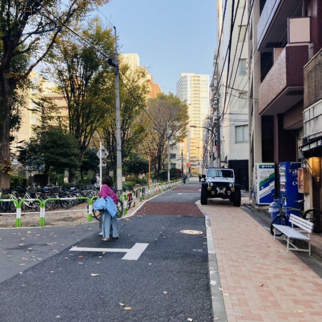 オスカカテリーナ ビル前面道路