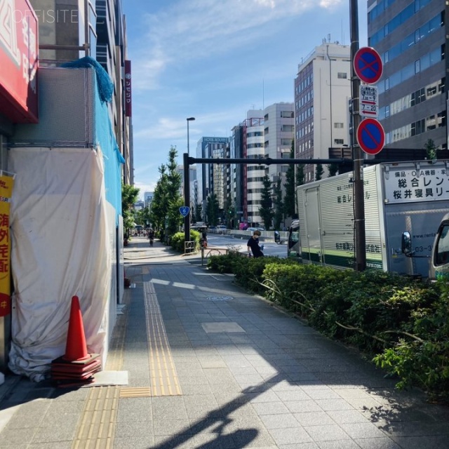 オザワビル ビル前面道路 歩道