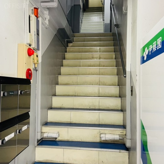 西銀三ビル 階段