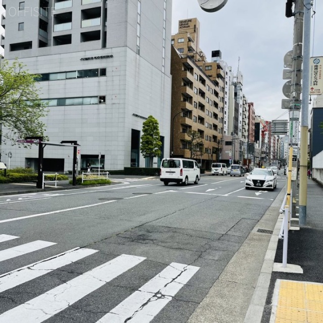 ファーロ南青山 ビル前面道路