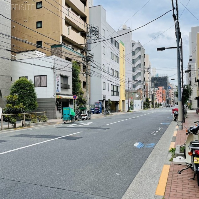 上野NSビル ビル前面道路