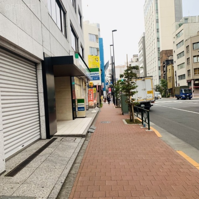 東京家具会館 ビル前面道路