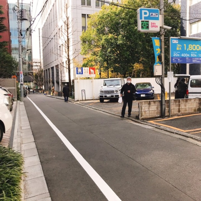 アパートメントカーム　ビル前面道路