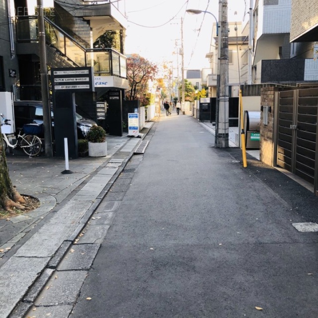 アーバンビルサカス8ビル ビル前面道路