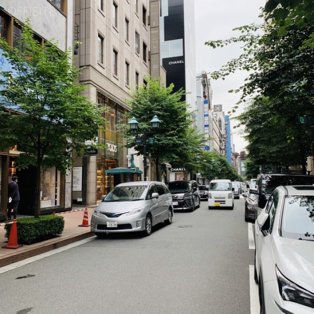 マックスマーラービル ビル前面道路