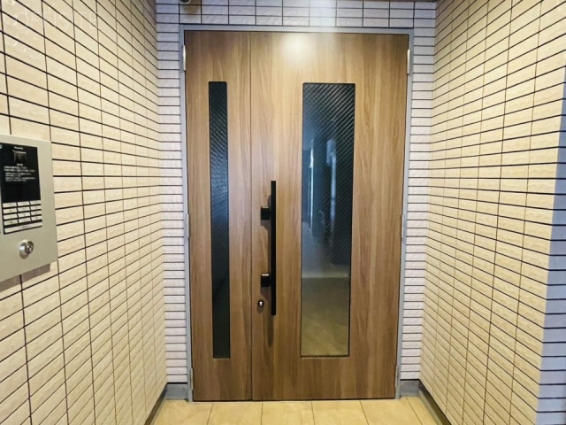 ハイニーサ本郷　オフィスビル出入口
