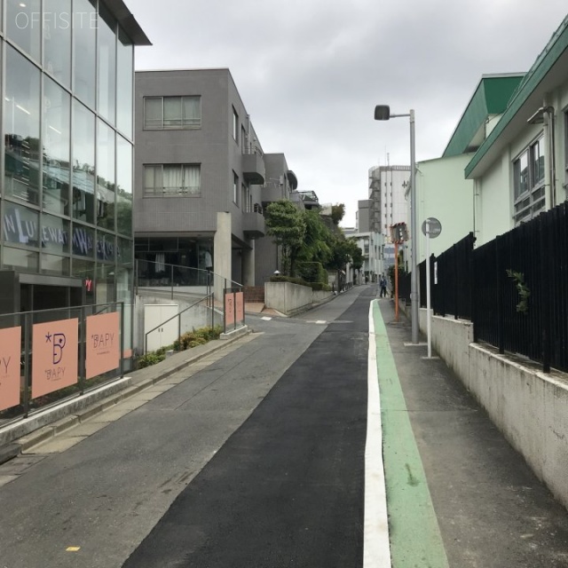 エスパス表参道　ビル前面道路