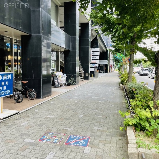 雲竜フレックスビル東館 前面歩道