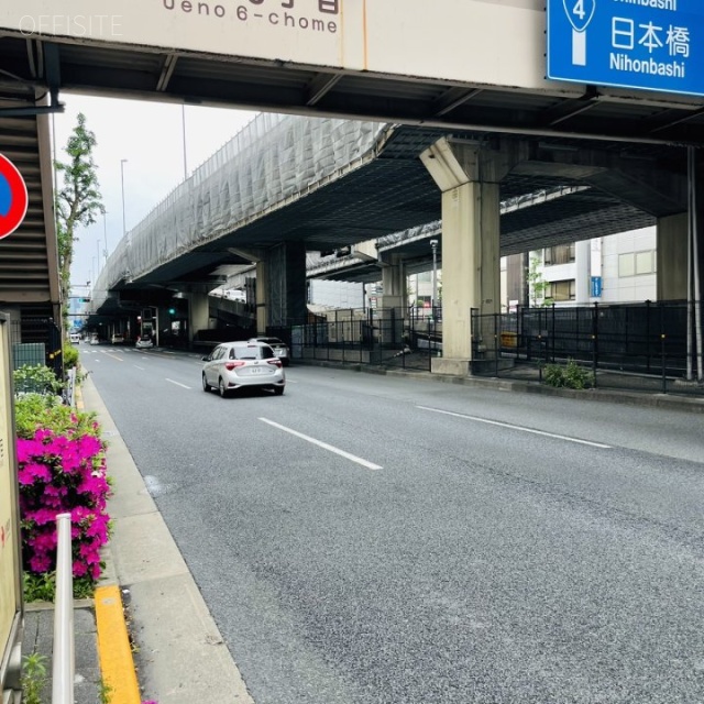 日本生命上野ビル ビル前面道路