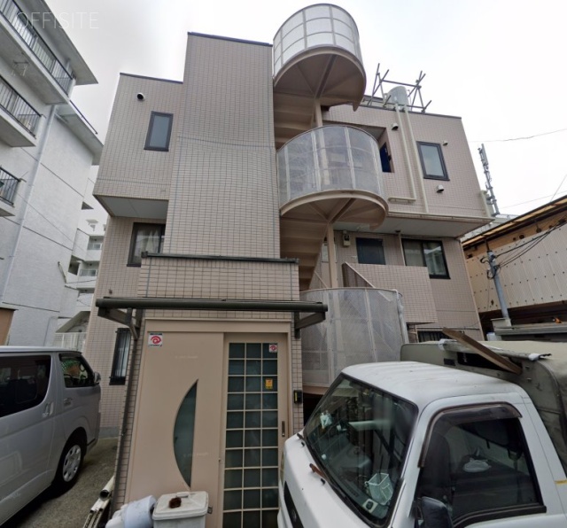 星と月と空とビル　外観