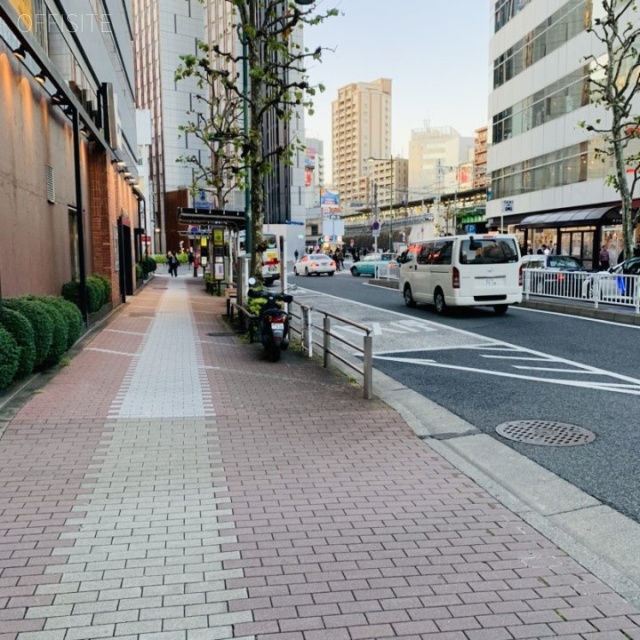 A-PLACE五反田駅前 ビル前面道路