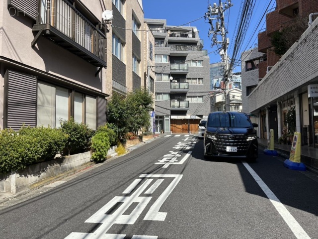 インペリアル赤坂壱番館 前面道路。エントランス前