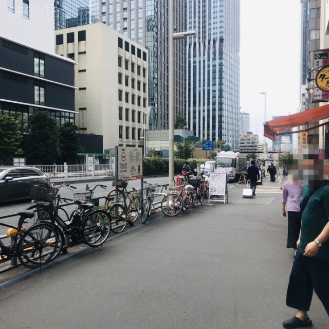 アクセス西新宿ビル ビル前面道路