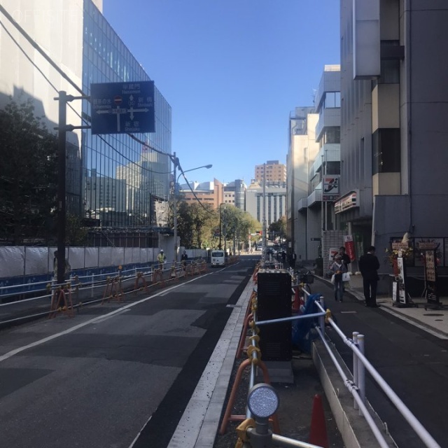 装美ビル　ビル前面道路