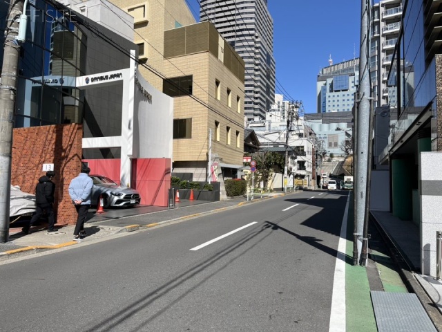 アカサカセブンスアヴェニュービル 前面道路。赤坂駅側