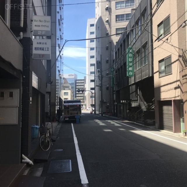 東神田ビル　ビル前面道路