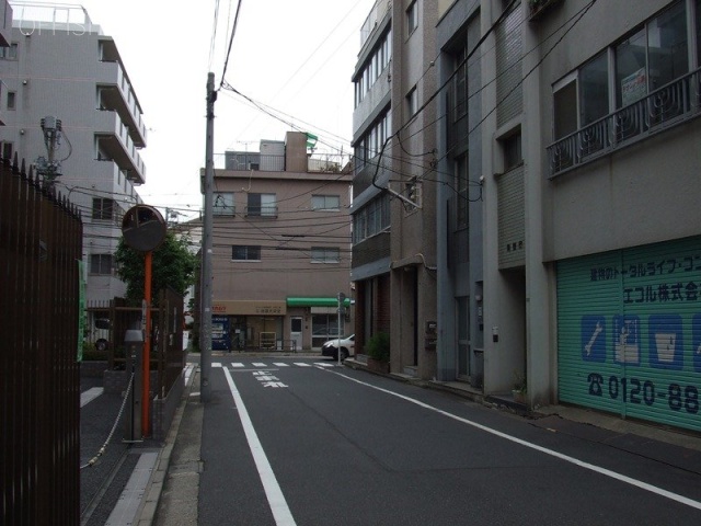 湯島ヒダビル ビル前面道路