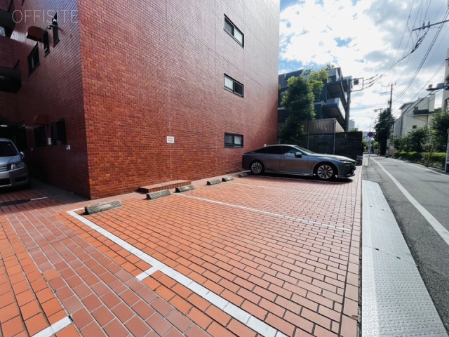 ローヤル若葉　駐車場